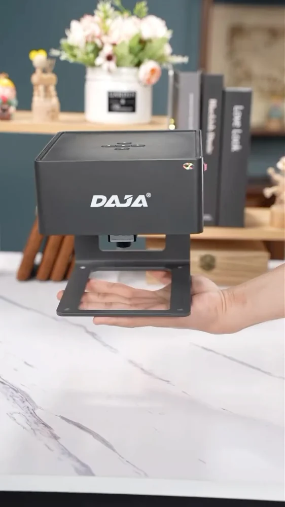 وّل أفكارك إلى نقوش دقيقة مع آلة الليزر DAJA DJ6!  مناسبة للنقش والقطع على الخشب والجلد والورق والبلاستيك