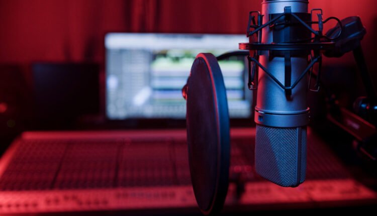 كيف يحقق الناس أرباح من مجال التعليق الصوتي